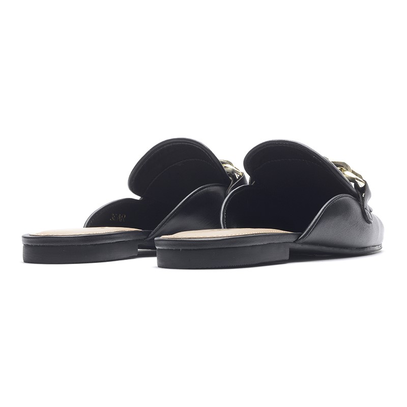 Zuecos-Mujer-a pie-Renata-Negro