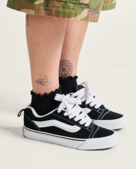 Vans Knu Skool en negro con suela blanca