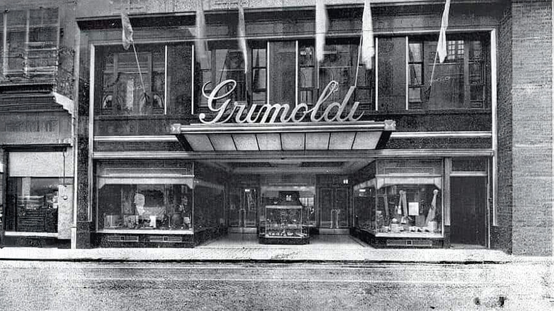 Frente histórico de un local Grimoldi en blanco y negro