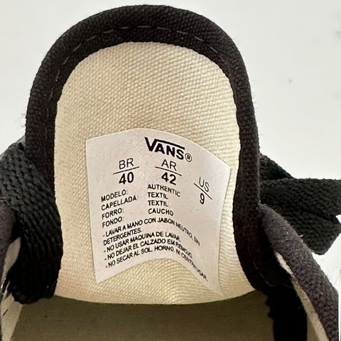 Etiqueta interior en la lengüeta de zapatilla Vans con SKU, talle y país de fabricación legibles.