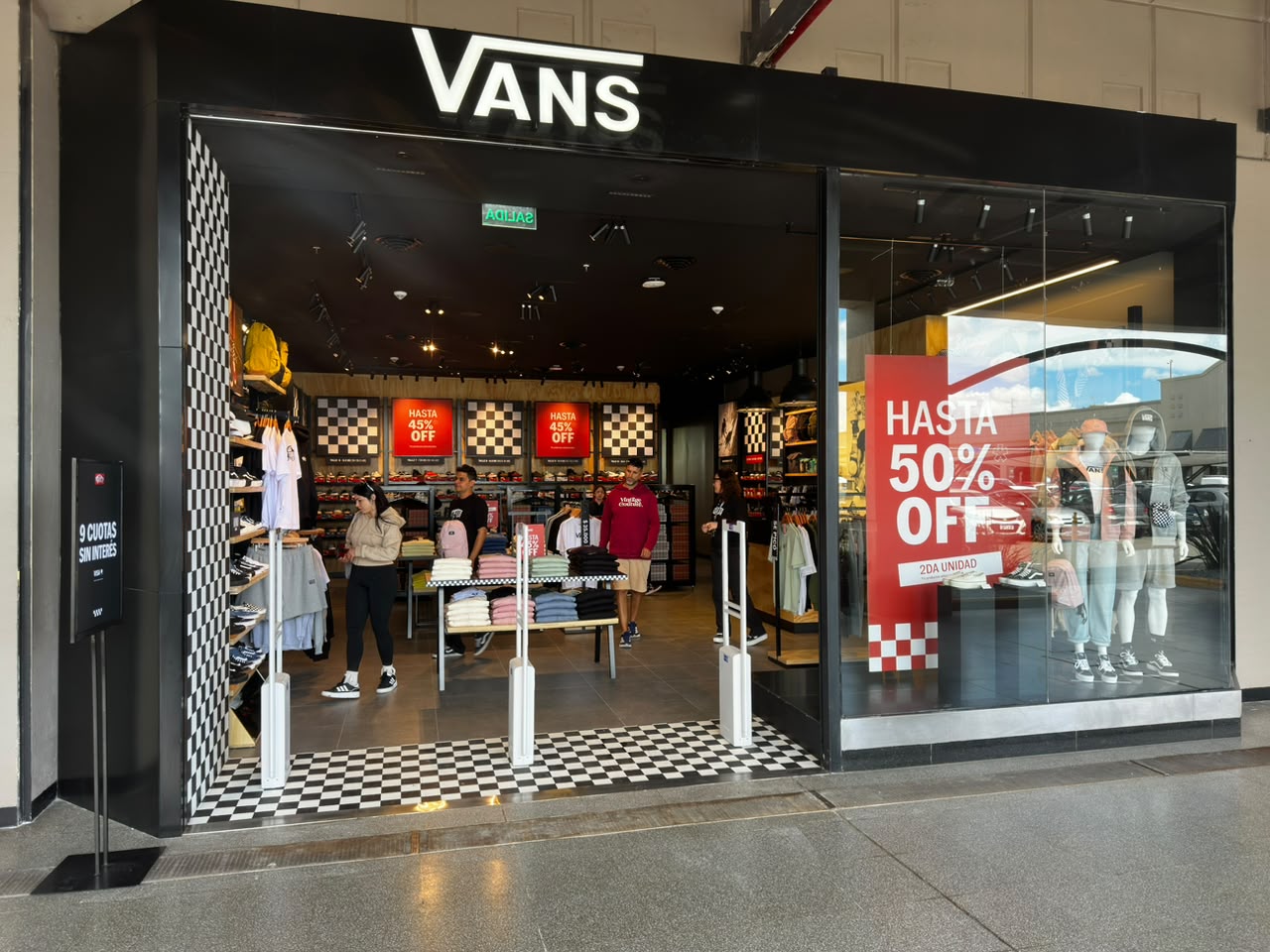 Vans Factory Quilmes en Av. Calchaquí 3950, Quilmes
