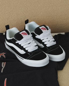 Vans Knu Skool en negro con suela blanca